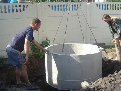 Строительство дачного туалета с использование бетонных колец