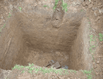 Процесс рытья котлована под септик "Танк"