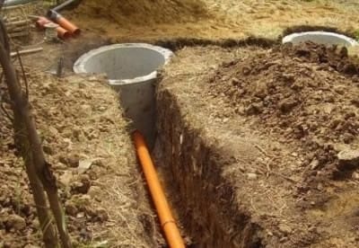 Прокладка труб канализации и их присоединение к яме