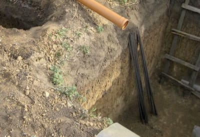 Вставка в бетонный септик трубы выходящей из дома