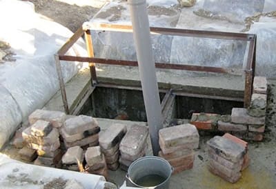 Установка уголков на контрольный люк бетонного септика