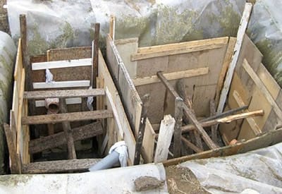 Установка опалубки, чтобы построить монолитный бетонный септик