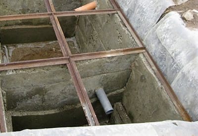 Вставка в бетонный септик металлических уголков
