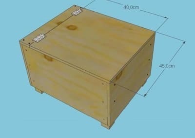 Прикручивание крышки самодельного биотуалета