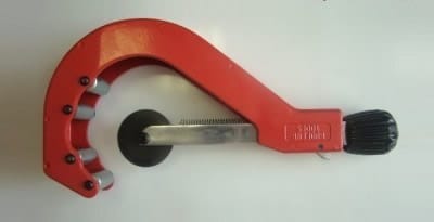 Во многих случаях домашнего мастера выручит роликовый труборез для стальных труб