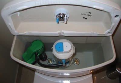 Замена арматуры бачка