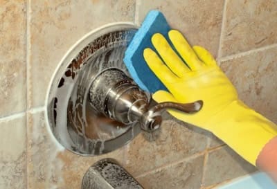 Специальное моющее средство для душевых кабин предназначается для металла