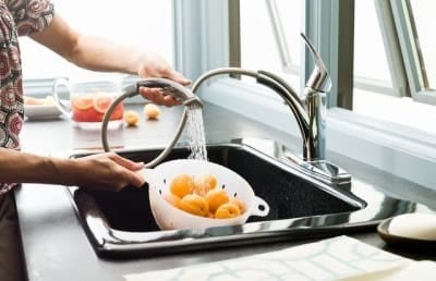 Смеситель-душ удобен для использования в мойках с двумя чашами