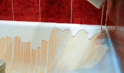 Смесь наливают на бортик ванны