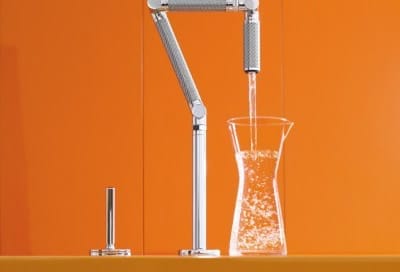 Такой смеситель гнется и поворачивается в любом направлении