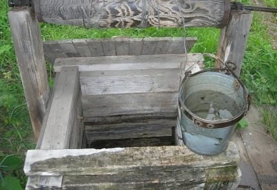Воду из колодца в отличие от скважины можно достать без насоса