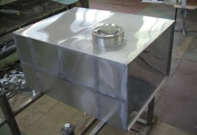 В металлическом баке из нержавейки вода не имеет неприятного запаха и не цветет