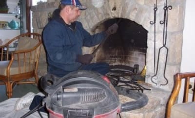 Камины с прямыми дымоходами можно почистить снизу