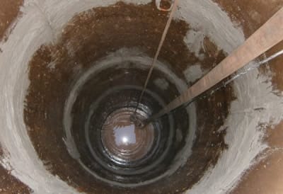 Ремонт колодца: заделываем щели мастикой