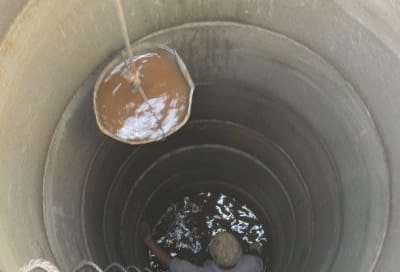 Чистка и ремонт колодца: убираем донный осадок