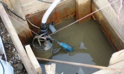 Дезинфекцию колодца необходимо начинать с откачки воды Как обеззаразить воду в колодце