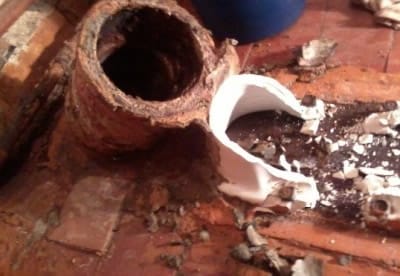 Замена унитаза: удаляем осколки старой конструкции