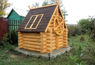 Деревянный сруб для колодца - отличное декоративное решение