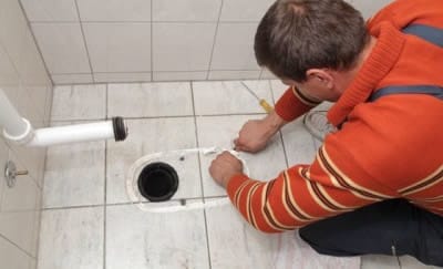 Крепление унитаза к полу: клеевой способ