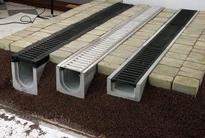 Устройство дренажной трубы при помощи специальных  лотков