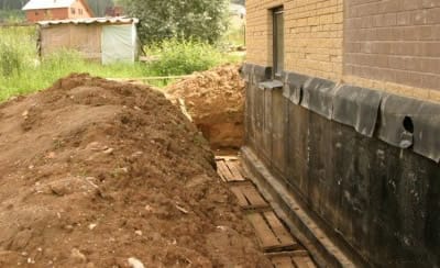 Устройство дренажа вокруг дома: пристенная конструкция