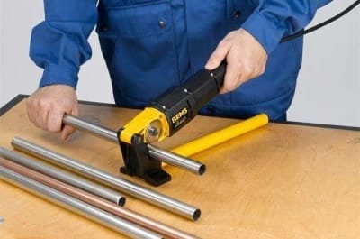 Стоит электрический труборез, естественно, дороже ручного, чаще всего используется мастерами-сантехниками, которым приходится резать трубы чуть ли не каждый день, а то и по несколько раз на дню