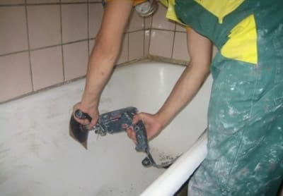 Старое покрытие удаляют при помощи болгарки или дрели с абразивным кругом