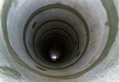 Стыки между нанизанными колодезными кольцами тщательно герметизируют
