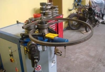 Электромеханический профилегиб в мастерской