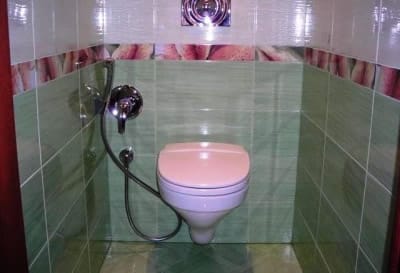 Подвесной унитаз со встроенным гигиеническим душем