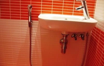 Гигиенический душ, подключенный к смесителю раковины