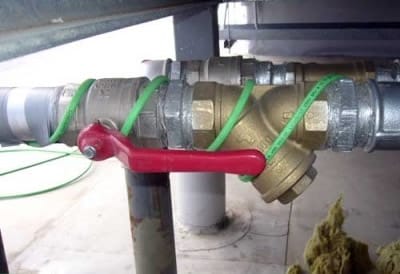 Греющий кабель располагают вдоль трубы волнистой линией