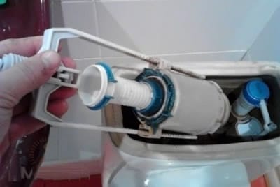 Демонтаж арматуры бачка