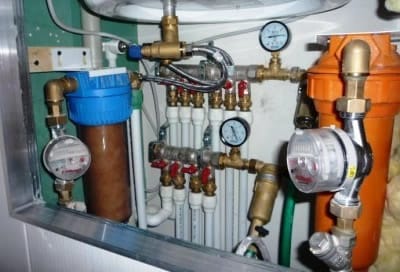 Вот так выглядит коллектор под раковиной