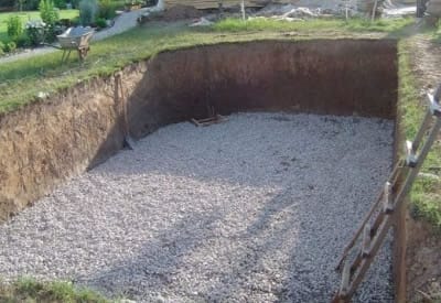 Дно котлована выравнивается и засыпается подушкой из щебня