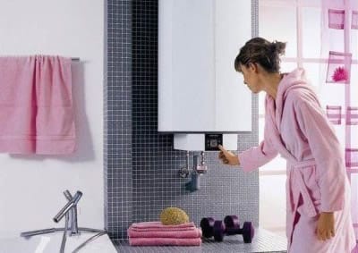 Перед тем, как запустить накопительный водонагреватель, откройте кран для горячей воды