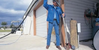 Насос в скважину нужно опускать очень аккуратно