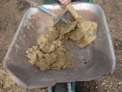 Очищение ручного бура от поднятого наверх грунта