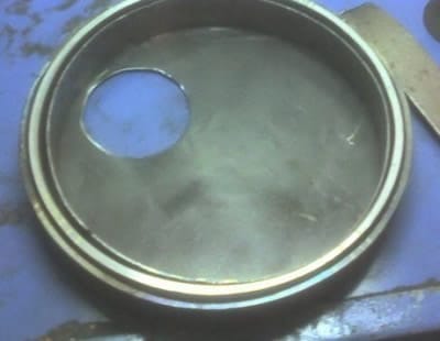 По краю дверцы печи Булерьян приваривают два металлических кольца