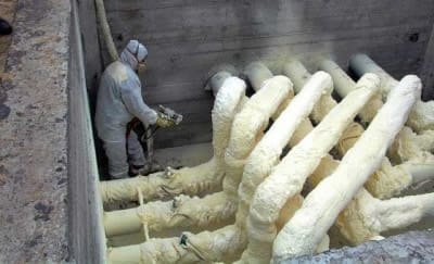 Нанесение жидкого пенополиуретана на трубы