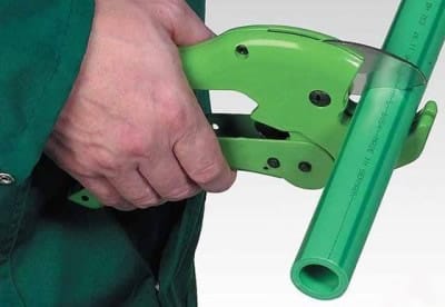 Пайка полипропиленовых труб: разрезание детали