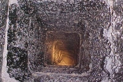 Чистка дымохода: сажевые отложения внутри трубы