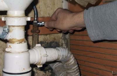 Отсоединение гибкого шланга от водопроводной трубы