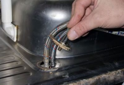 Отсоединение смесителя от мойки