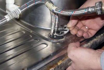 Установка уплотнителя и прижимной пластины