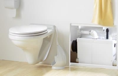 Существуют компактные модели, предназначенные для установки с подвесным унитазом