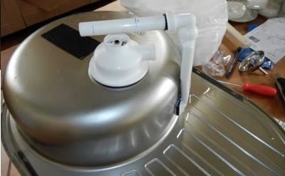 Соединение патрубка перелива с отводом слива