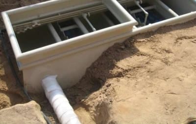 Монтаж септика Тверь производят в подготовленную траншею на песочную подушку, пространство вокруг емкости засыпается также песком