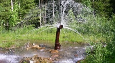 Если вода в артезианской скважине находится под сильным напором, она может фонтанировать