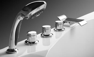 Смеситель на борт ванны украшает интерьер